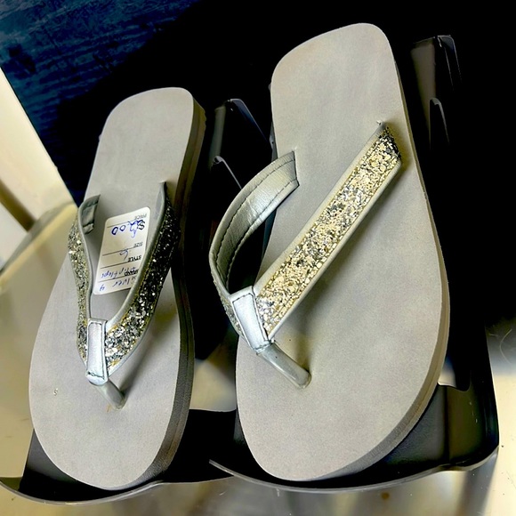 Gray Glitter Flip Flops Sz 6M - Picture 13 of 14